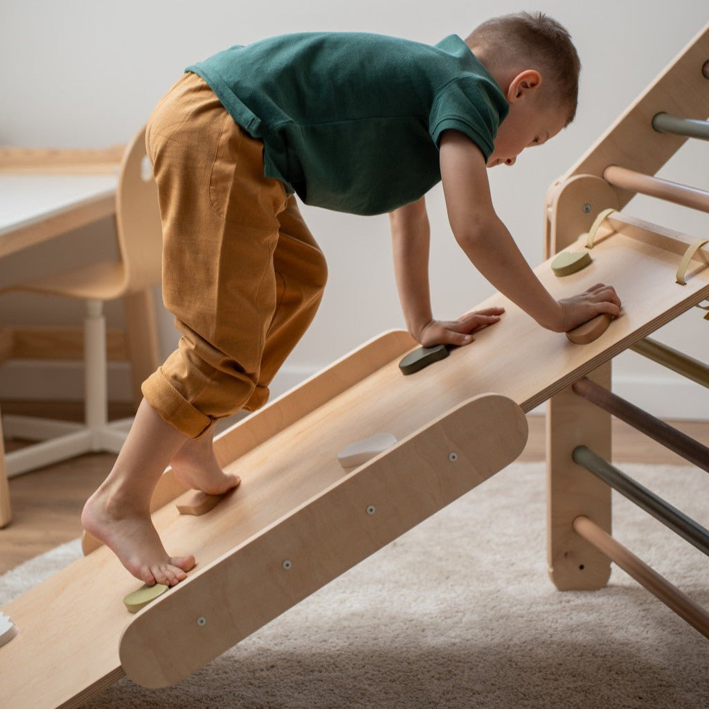 Verstellbares Kletterdreieck FULL MOON + Rutsche | GRÜN | Rutsche wählbar | 30 Formen | 98 x 67,5 cm | max. 50 kg - Kletterling – einfach Kind sein