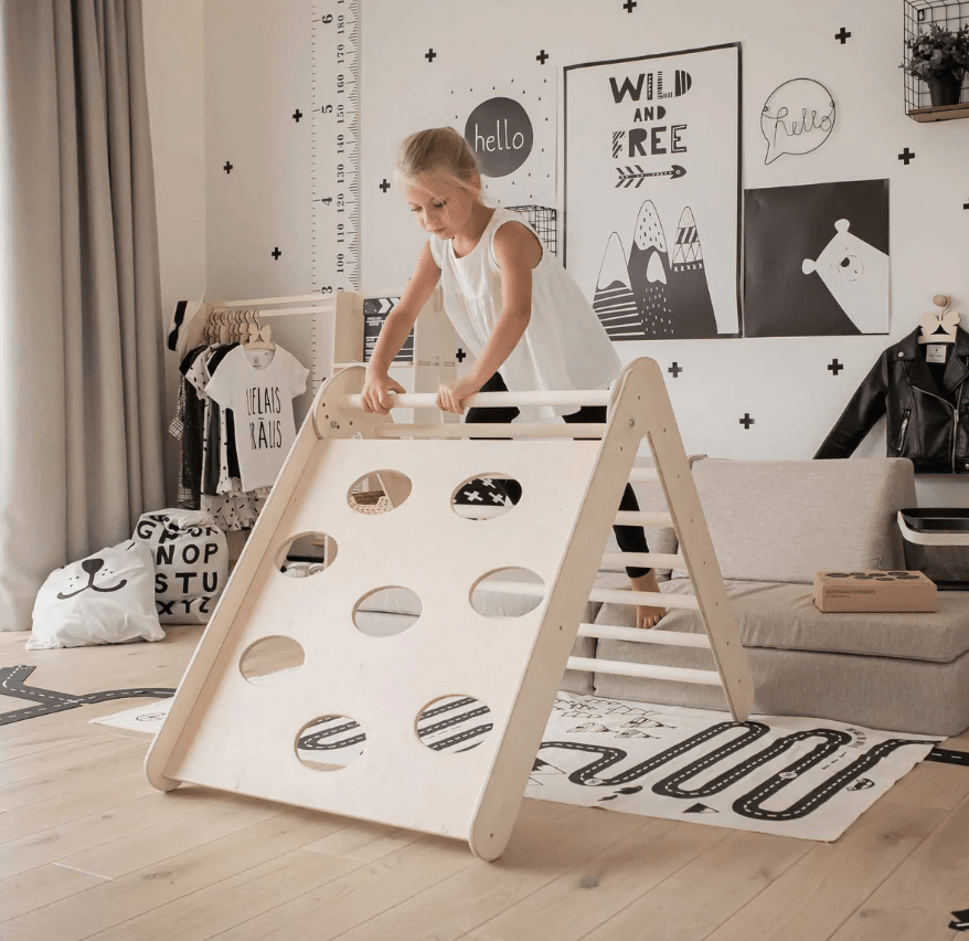 Kletterdreieck mit 2 Sensorik - Paneelen | Zwei Spielseiten | ab 2 Jahren - Kletterling – einfach Kind sein