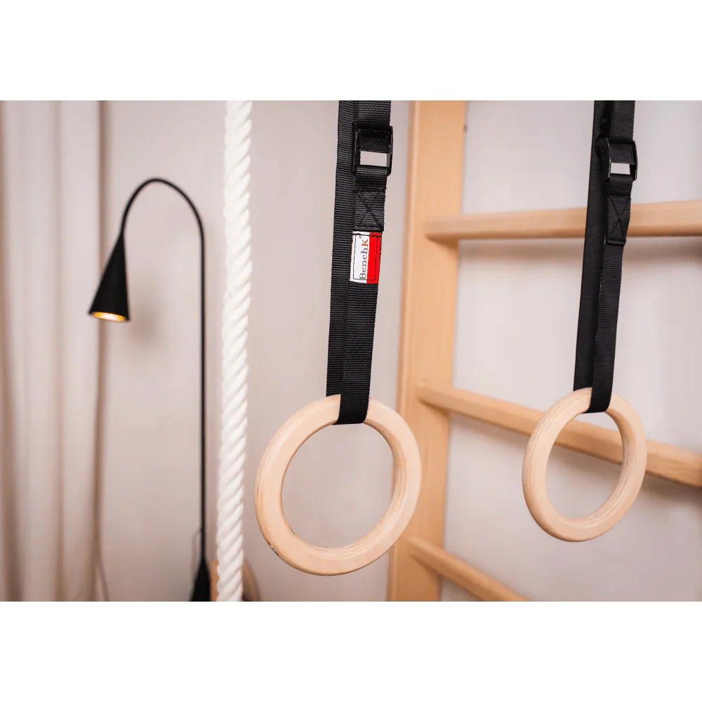 Sprossenwand BENCH PLAYGYM | Turnringe, Kletterseil, Tellerschaukel | 220 cm x 64 cm - Kletterling – einfach Kind sein