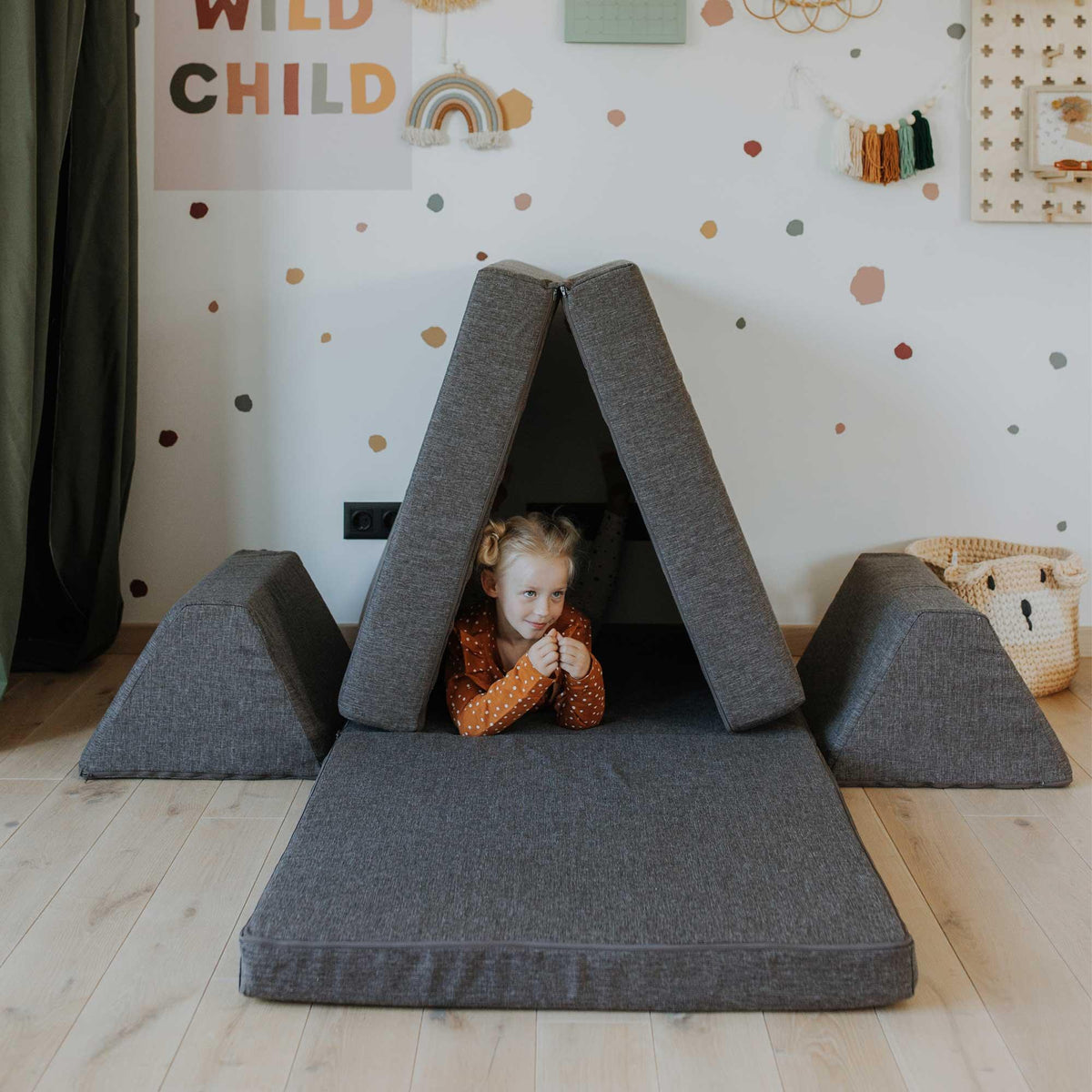Universelles Kindersofa von monboxy in Dunkelbraun - Kletterling – einfach Kind sein