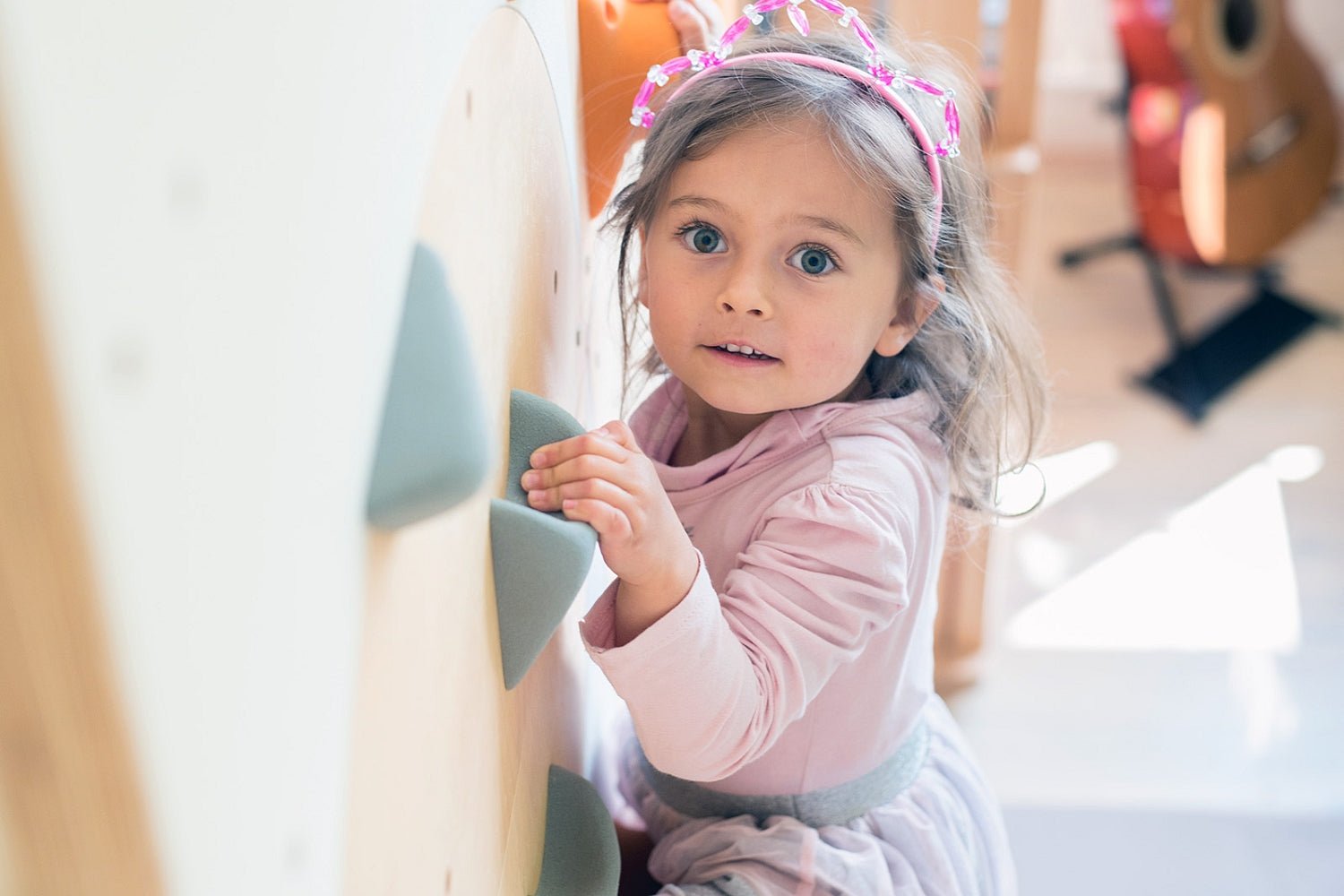 Kletterwand BK INDOOR aus 2 Teilen | 236 x 78 cm | inkl. 15 Griffen | 40 Loch - Kletterling – einfach Kind sein