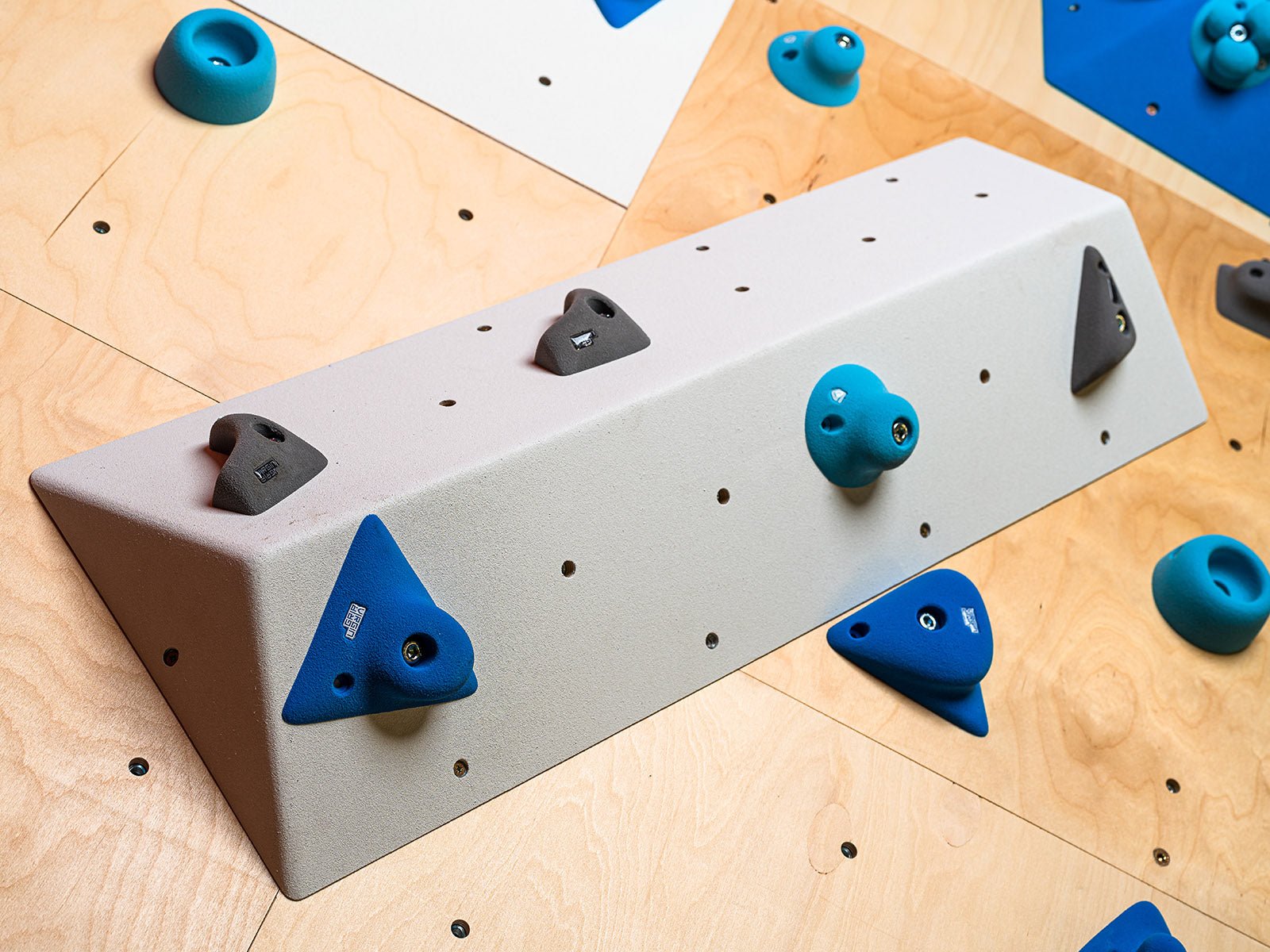 Kletterwand BK INDOOR aus 10 Teilen | 236 cm x 390 cm | inkl. 75 Griffen | 200 Loch - Kletterling – einfach Kind sein