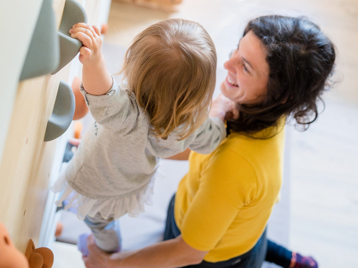 Kletterwand BK INDOOR aus 10 Teilen | 236 cm x 390 cm | inkl. 75 Griffen | 200 Loch - Kletterling – einfach Kind sein