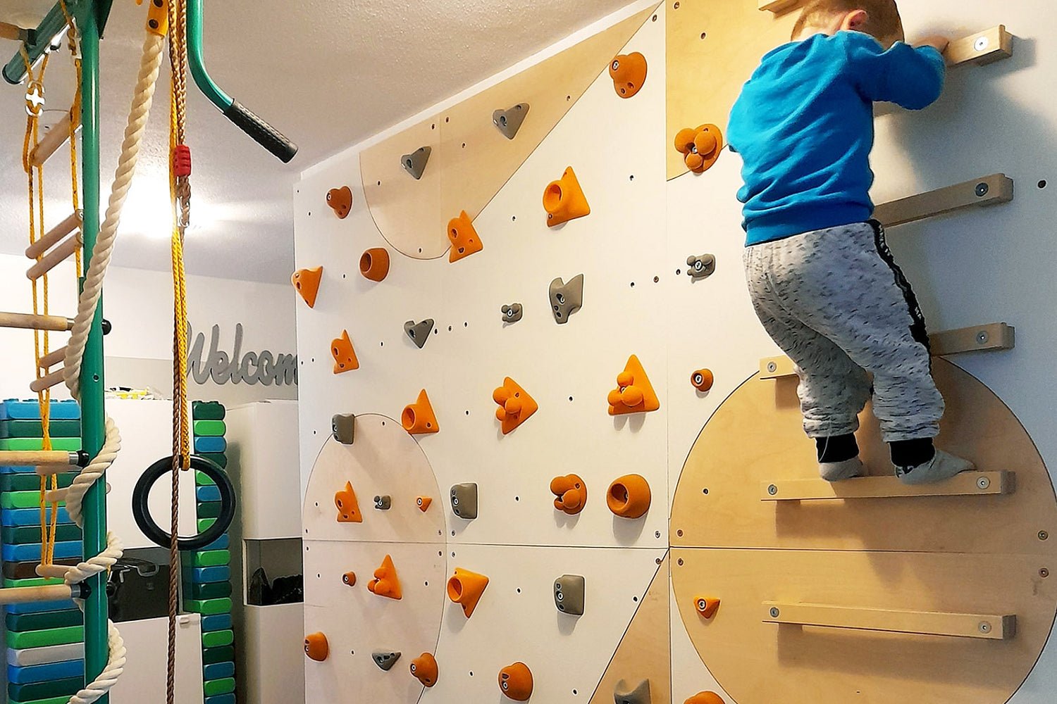 Kletterwand BK INDOOR aus 6 Teilen | 236 cm x 234 cm | inkl. 45 Griffen | 120 Loch - Kletterling – einfach Kind sein