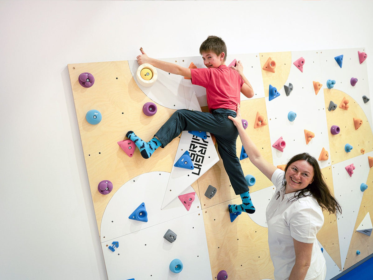 Kletterwand BK INDOOR aus 10 Teilen | 236 cm x 390 cm | inkl. 75 Griffen | 200 Loch - Kletterling – einfach Kind sein