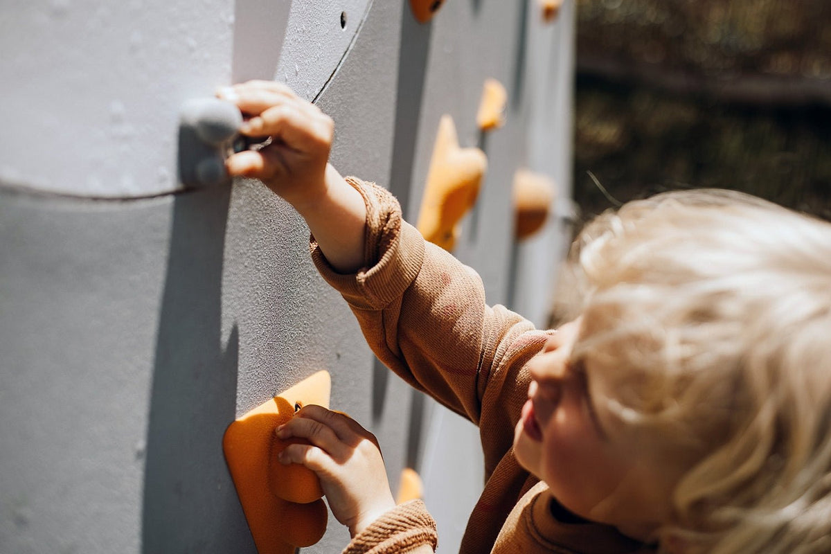 Kletterwand BK OUTDOOR aus 3 Teilen | 234 cm x 118 cm | inkl. 23 Griffen | 60 Loch - Kletterling – einfach Kind sein