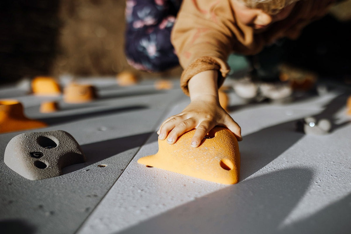 Einzelelement BK Dreieck links | Kletterwand BK OUTDOOR | 118 x 78 cm | 9 Loch - Kletterling – einfach Kind sein