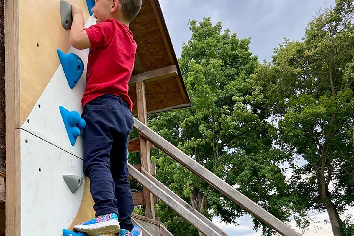 Kletterwand BK OUTDOOR aus 8 Teilen | 236 cm x 312 cm | inkl. 60 Griffen | 160 Loch - Kletterling – einfach Kind sein