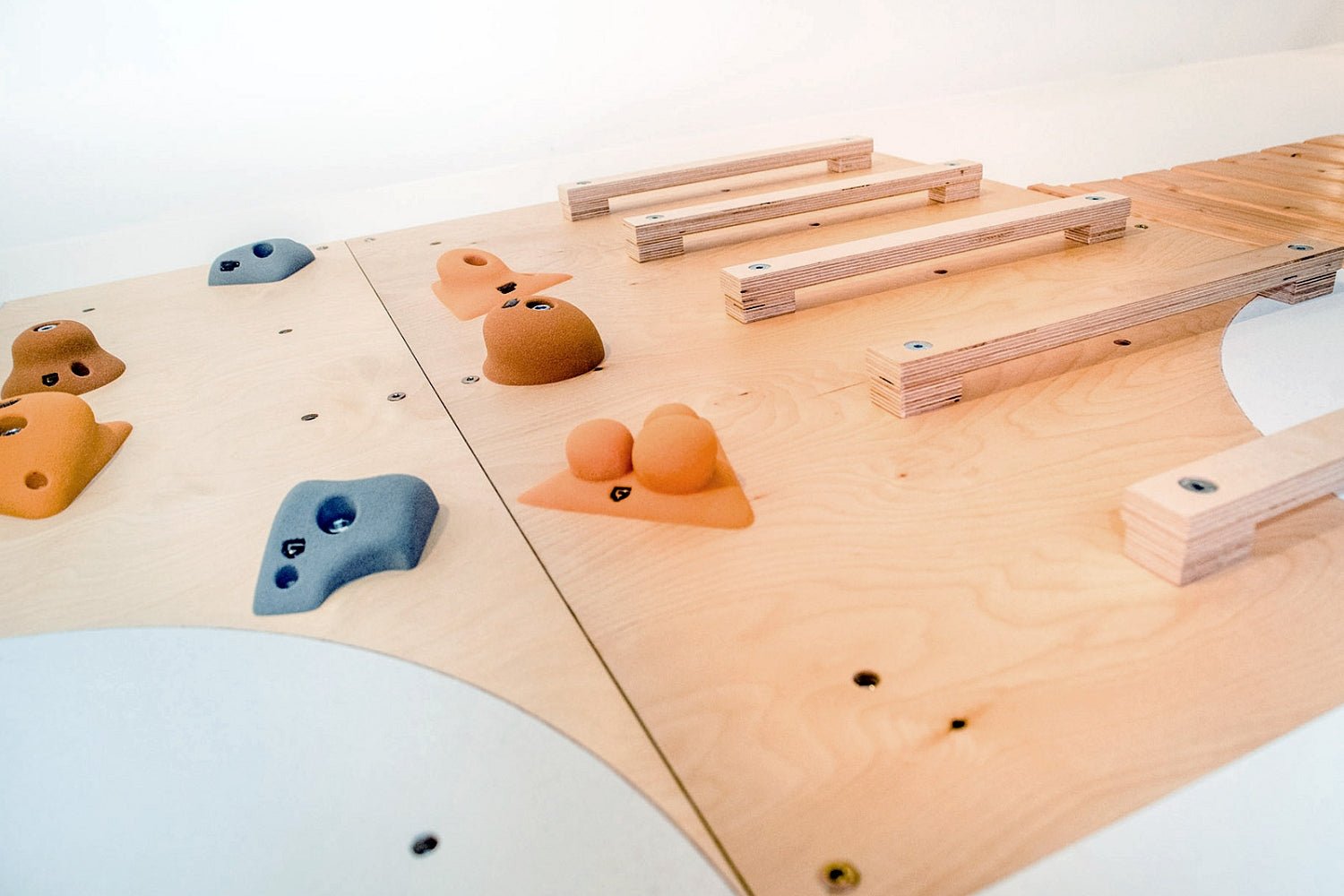 Kletterwand BK INDOOR aus 4 Teilen | 236 cm x 156 cm | inkl. 30 Griffen | 80 Loch - Kletterling – einfach Kind sein