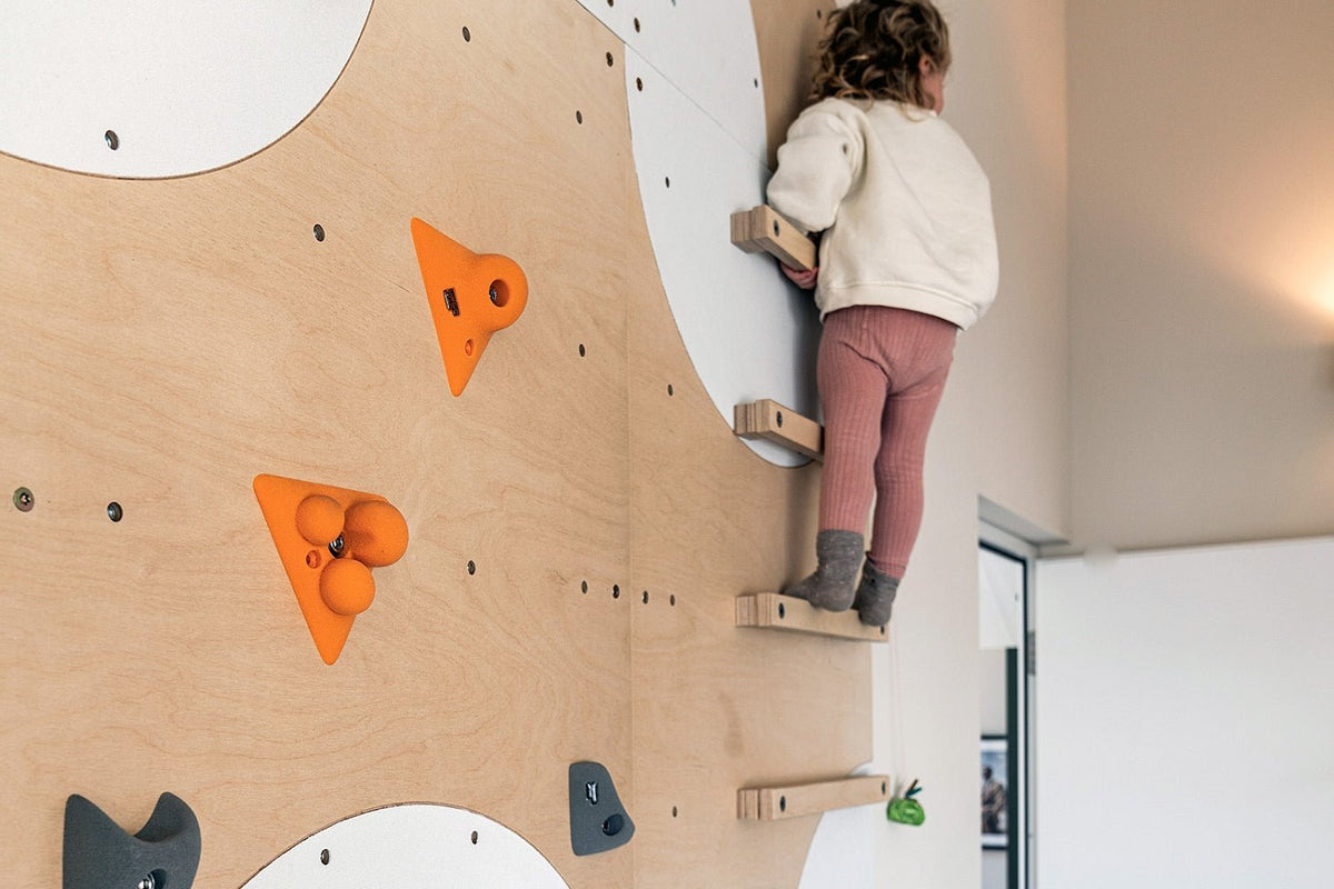 Kletterwand BK INDOOR aus 4 Teilen | 236 cm x 156 cm | inkl. 30 Griffen | 80 Loch - Kletterling – einfach Kind sein
