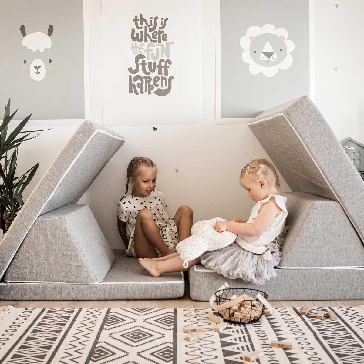 Universelles Kindersofa von monboxy in Grau - Kletterling – einfach Kind sein