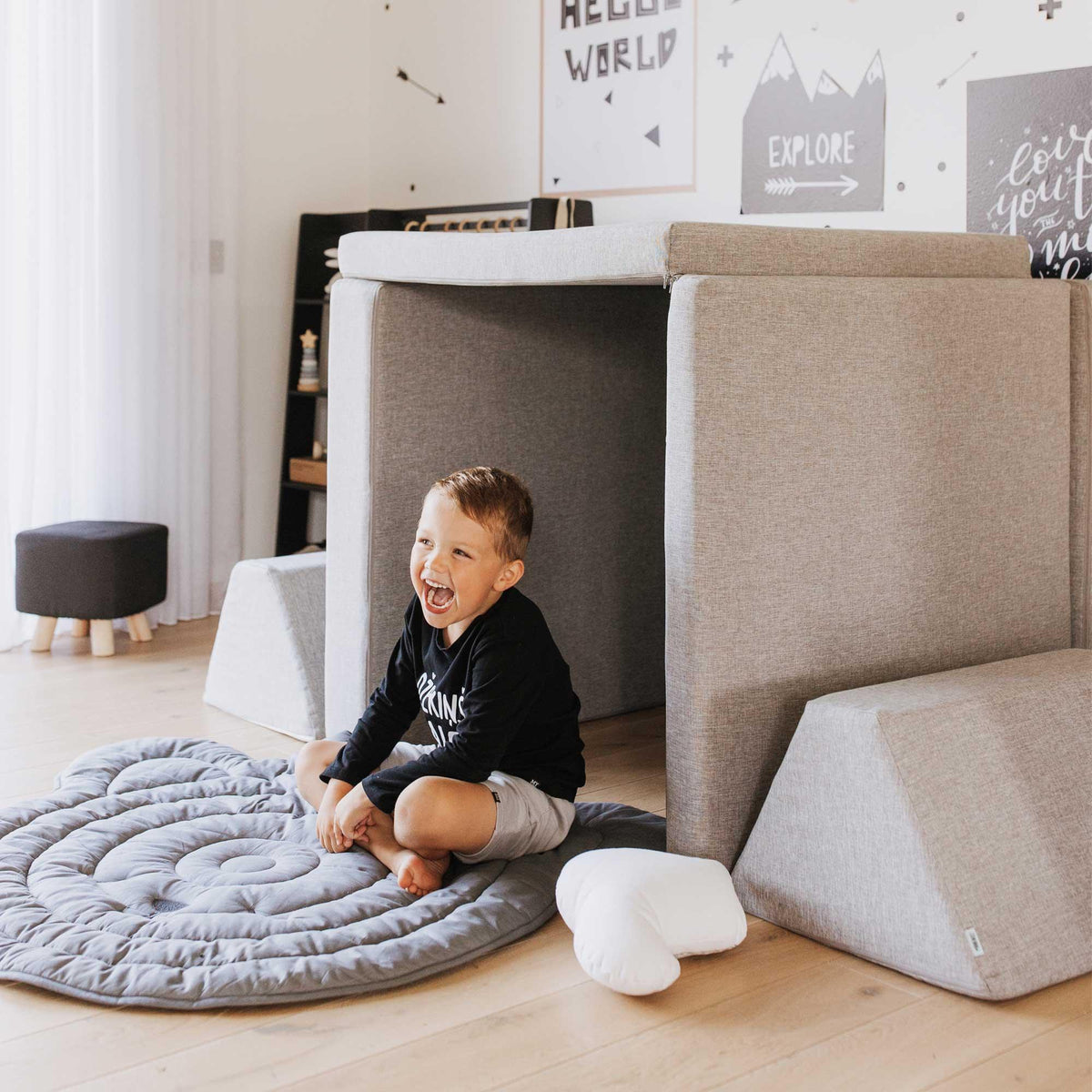 Universelles Kindersofa von monboxy in Grau - Kletterling – einfach Kind sein