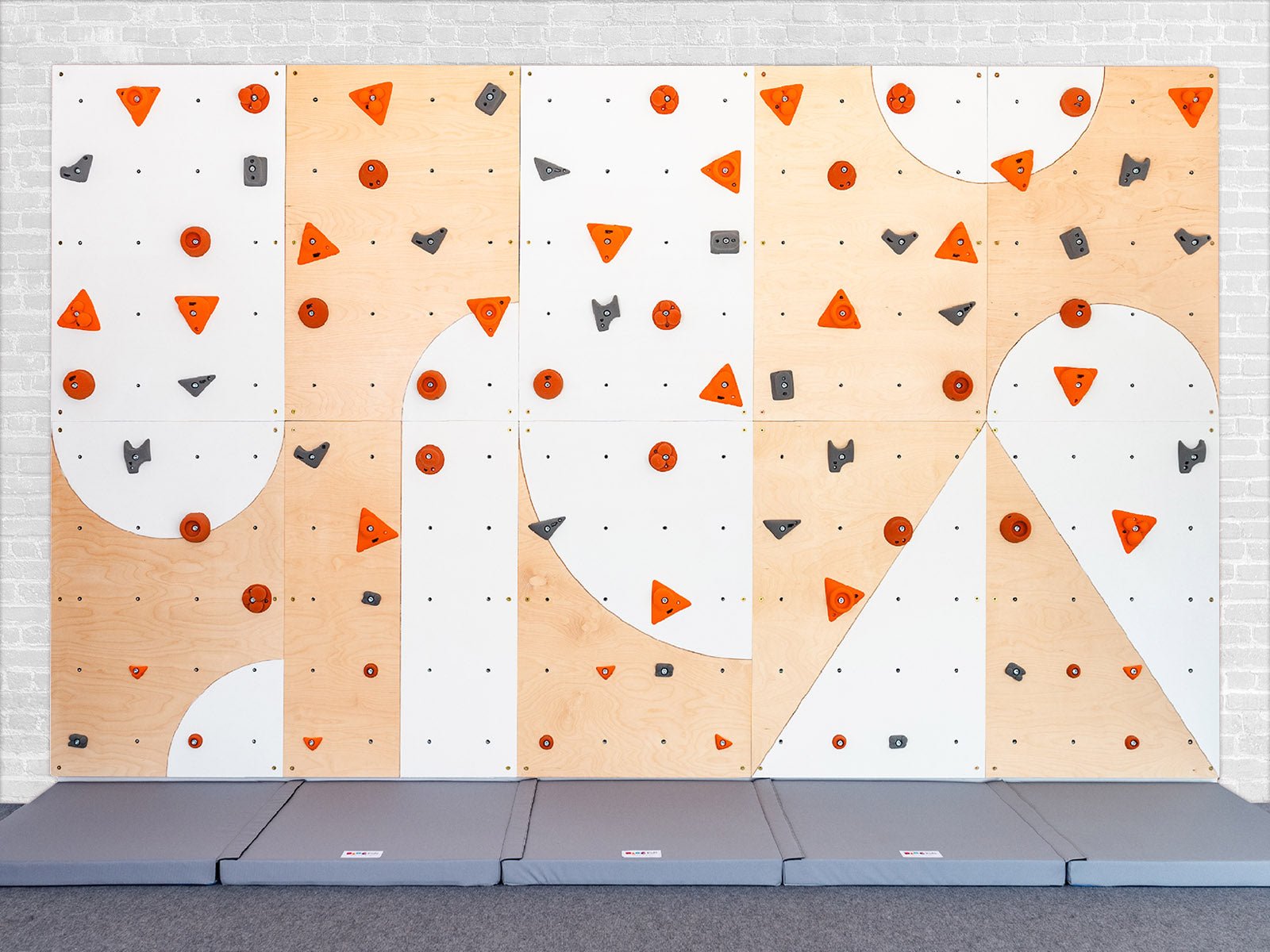 Kletterwand BK INDOOR aus 10 Teilen | 236 cm x 390 cm | inkl. 75 Griffen | 200 Loch - Kletterling – einfach Kind sein