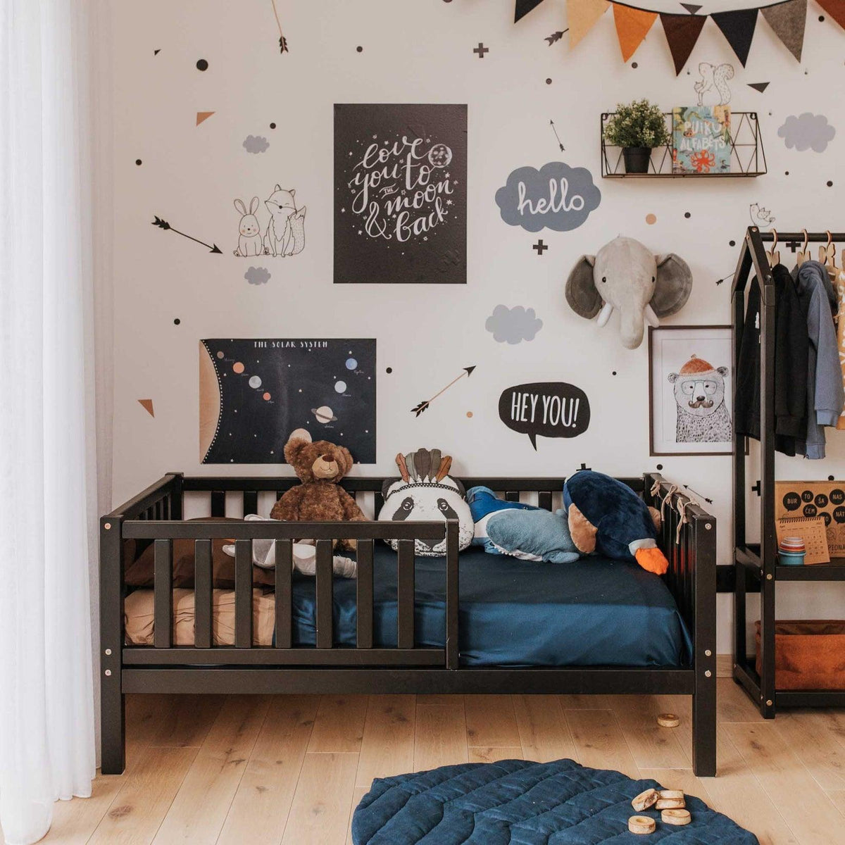 Kinderbett auf Beinen mit variablem Geländer rundum - Kletterling – einfach Kind sein