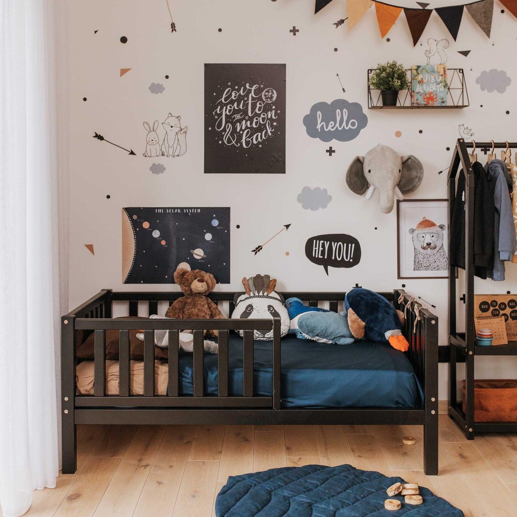 Kinderbett auf Beinen mit variablem Geländer rundum - Kletterling – einfach Kind sein