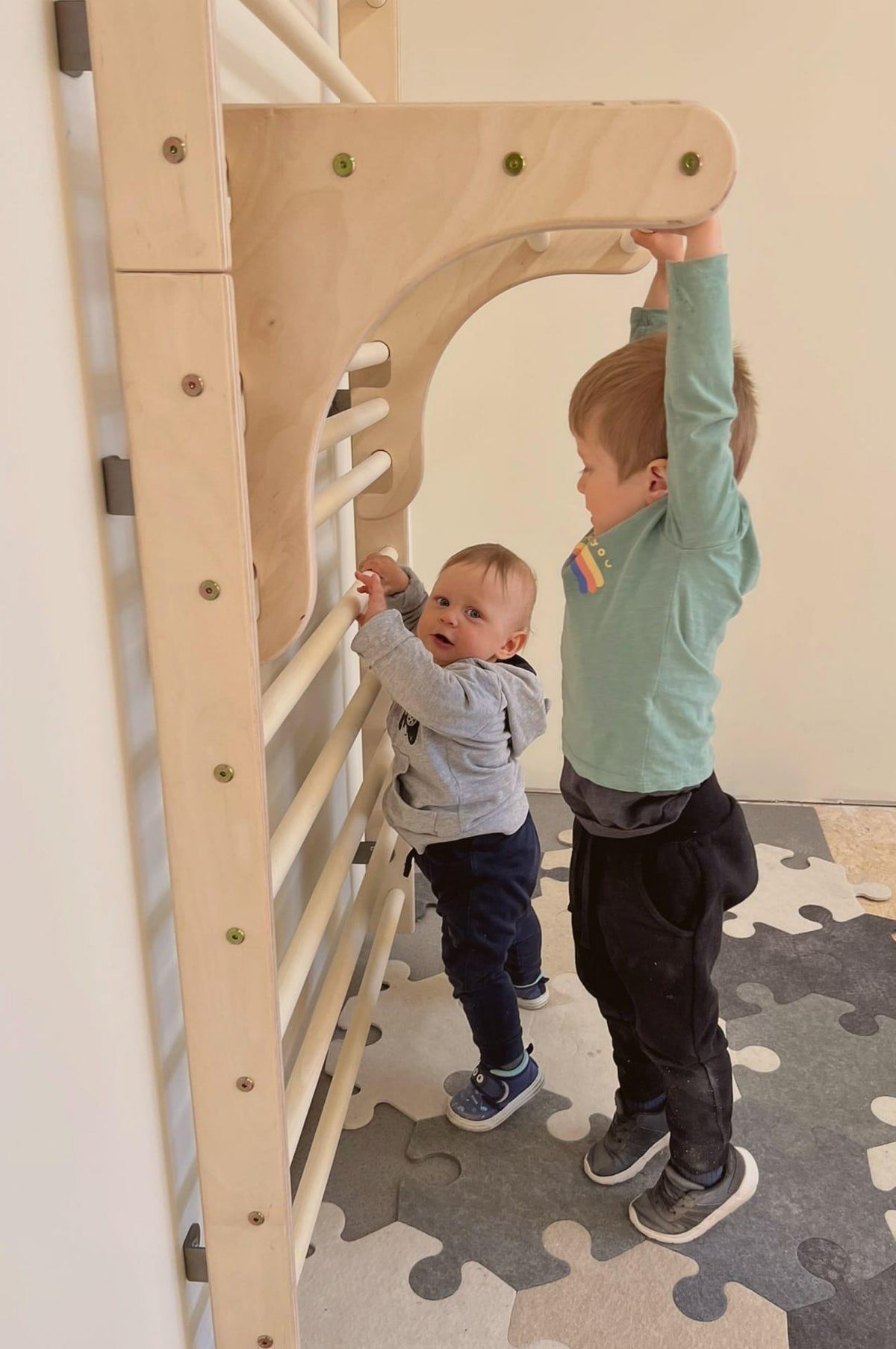 Giraffenling - Sprossenwand 100 oder 200cm hoch mit einhängbaren, verstellbaren Klimmzug Einsatz - Kletterling – einfach Kind sein