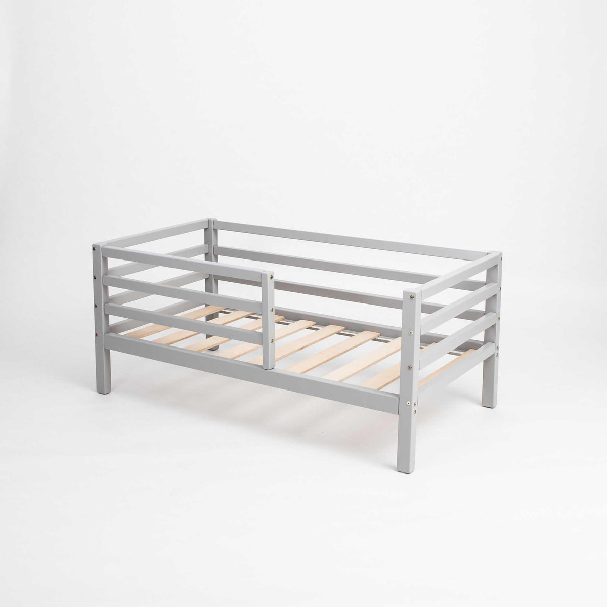 Kinderbett auf Beinen mit variablem Geländer rundum - Kletterling – einfach Kind sein