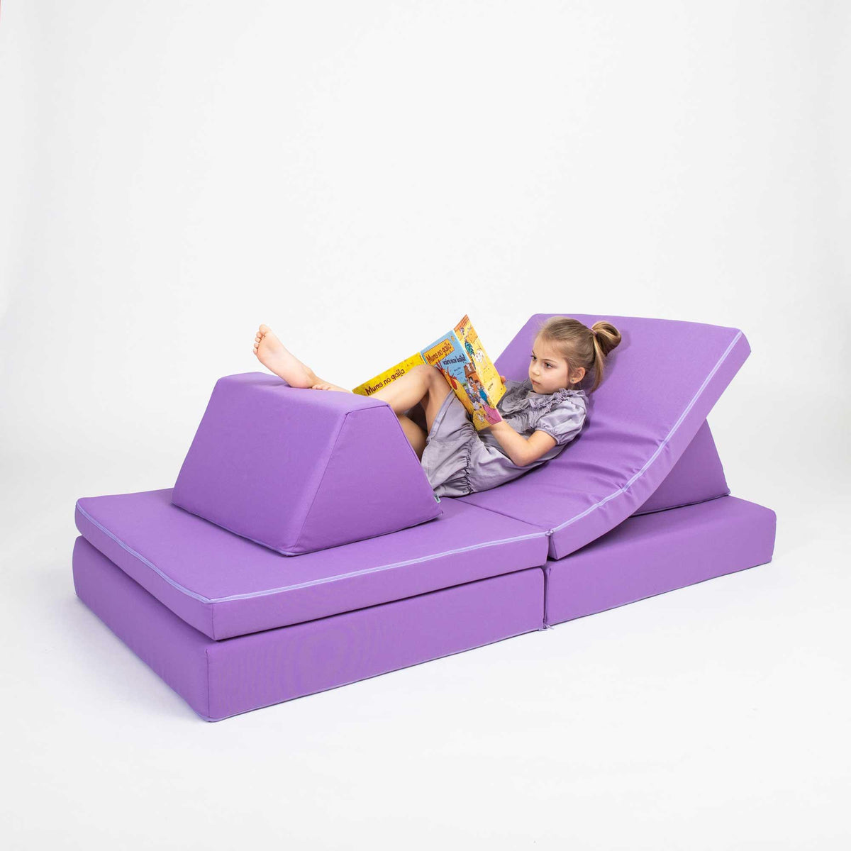 Universelles Kindersofa von monboxy in Lila - Kletterling – einfach Kind sein