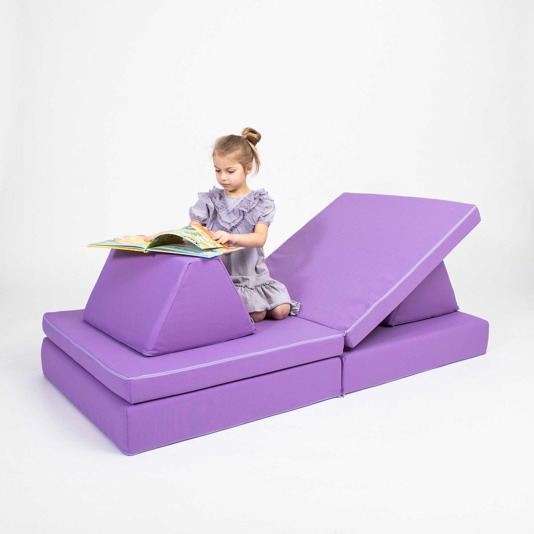 Universelles Kindersofa von monboxy in Lila - Kletterling – einfach Kind sein